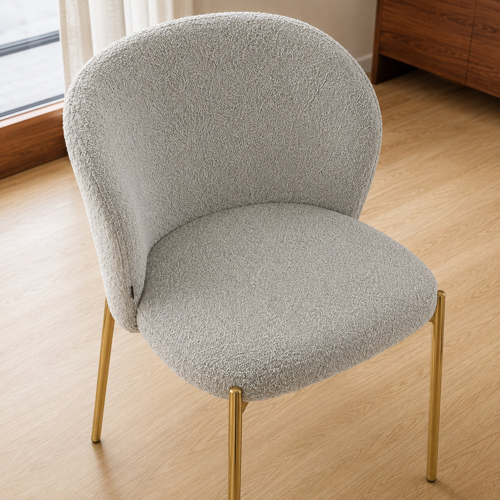 Vista superior de la silla Elira que muestra la profundidad del asiento y la curvatura del respaldo.