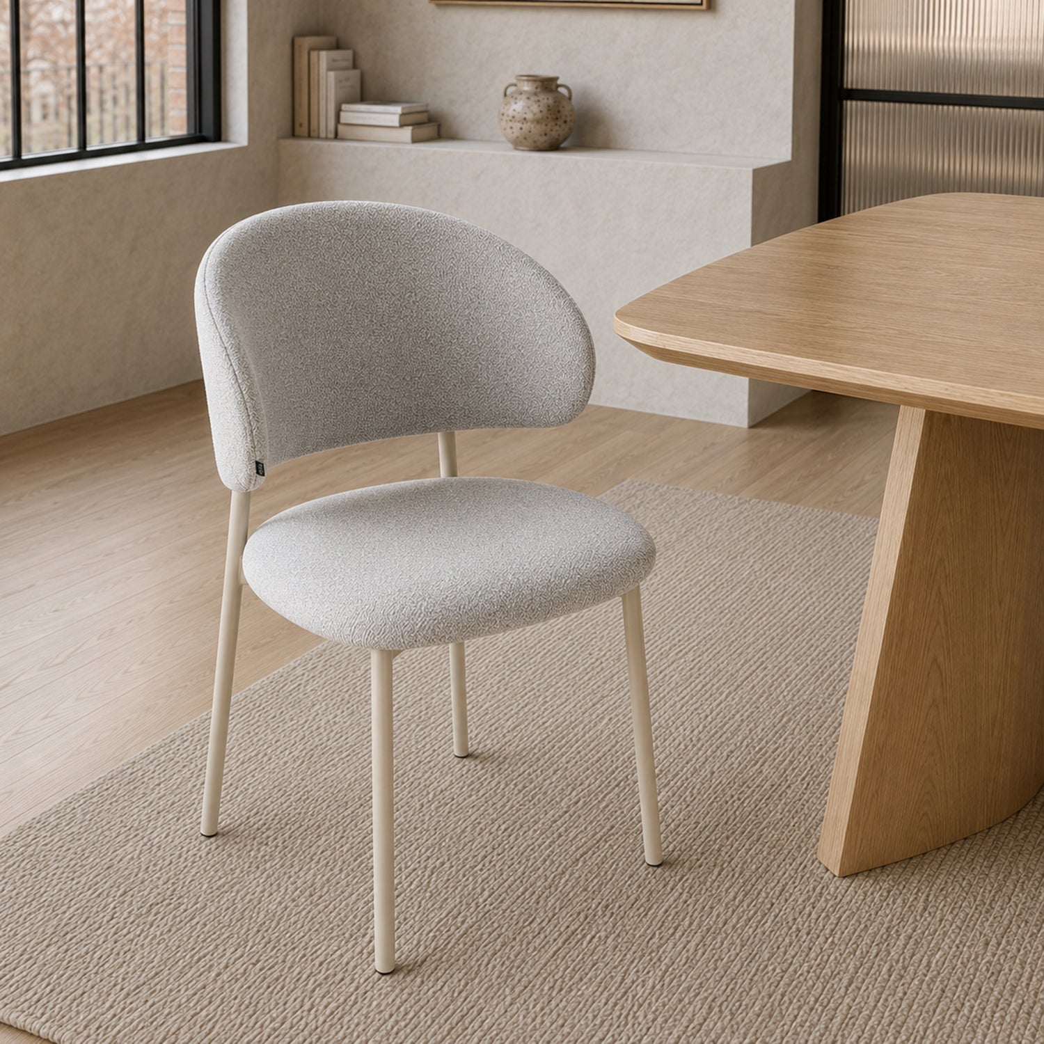 Silla Pragal gris claro con base capuccino vista frontal en un ambiente de interior contemporáneo.
