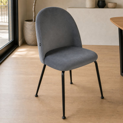 Silla Venecia tapizada en pana gris oscuro con base negra, vista en ángulo de tres cuartos.
