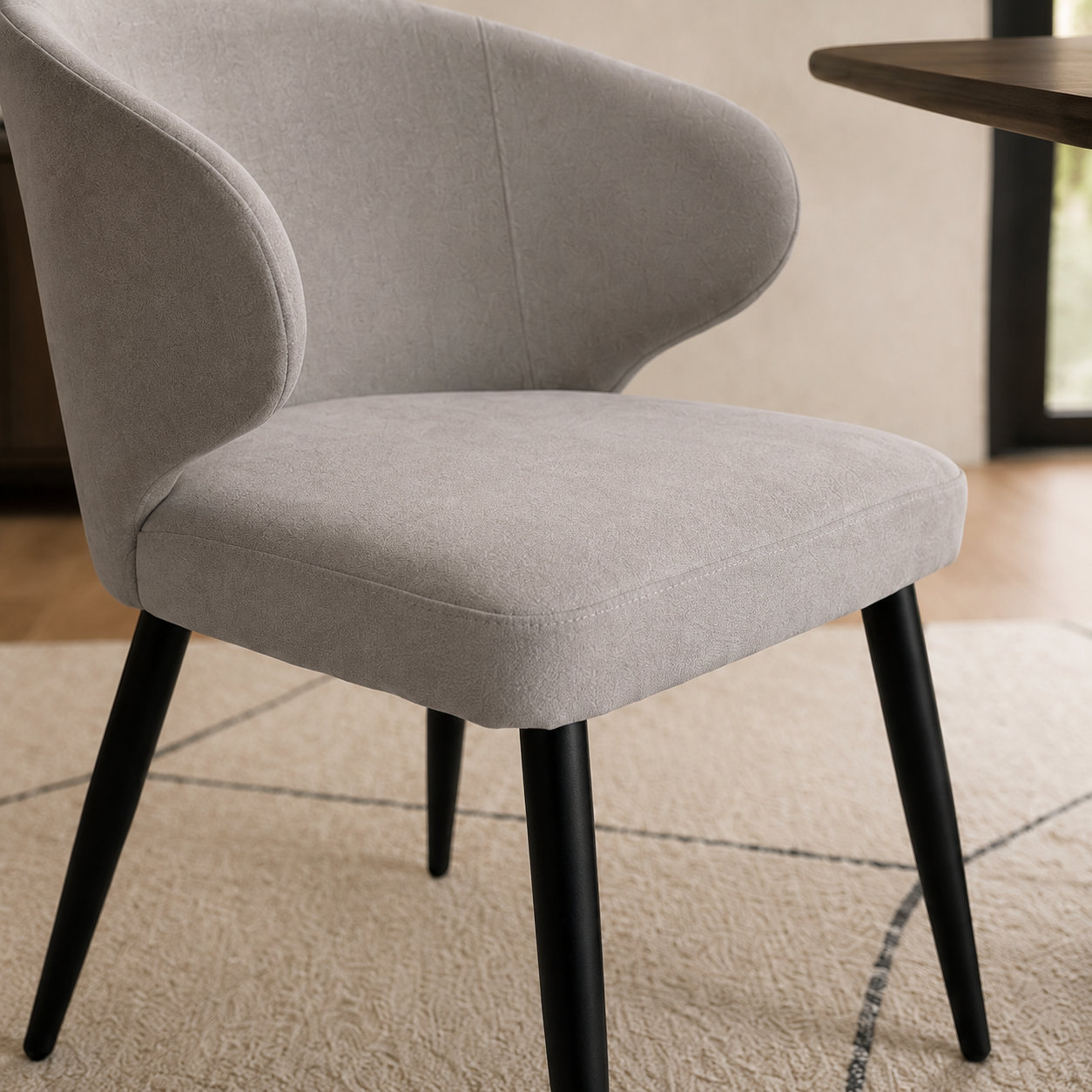 Primer plano del asiento y las patas delanteras de la silla Vita en chenille gris y metal negro.