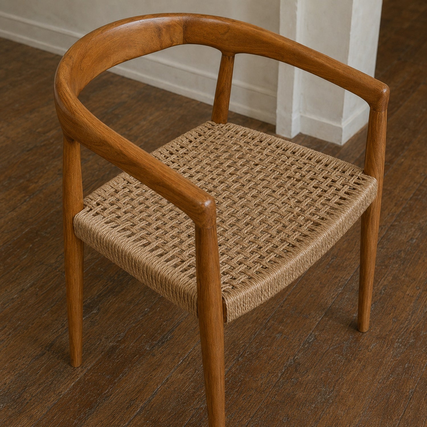 Vista superior del Sillón Praga que muestra el detalle del tramado en kraft laqueado y el marco de madera.