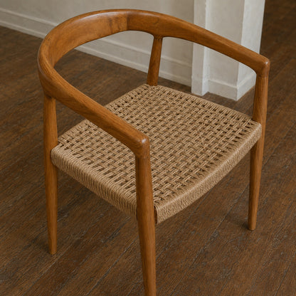 Vista superior del Sillón Praga que muestra el detalle del tramado en kraft laqueado y el marco de madera.
