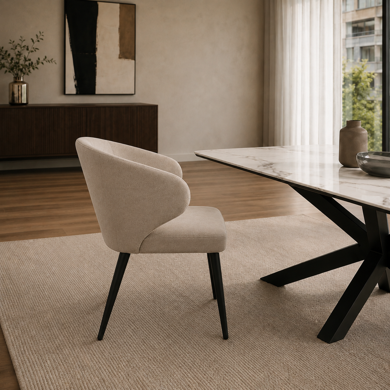 Silla Vita taupe con base negra vista de perfil, destacando la curvatura ergonómica del respaldo y los apoyabrazos integrados.