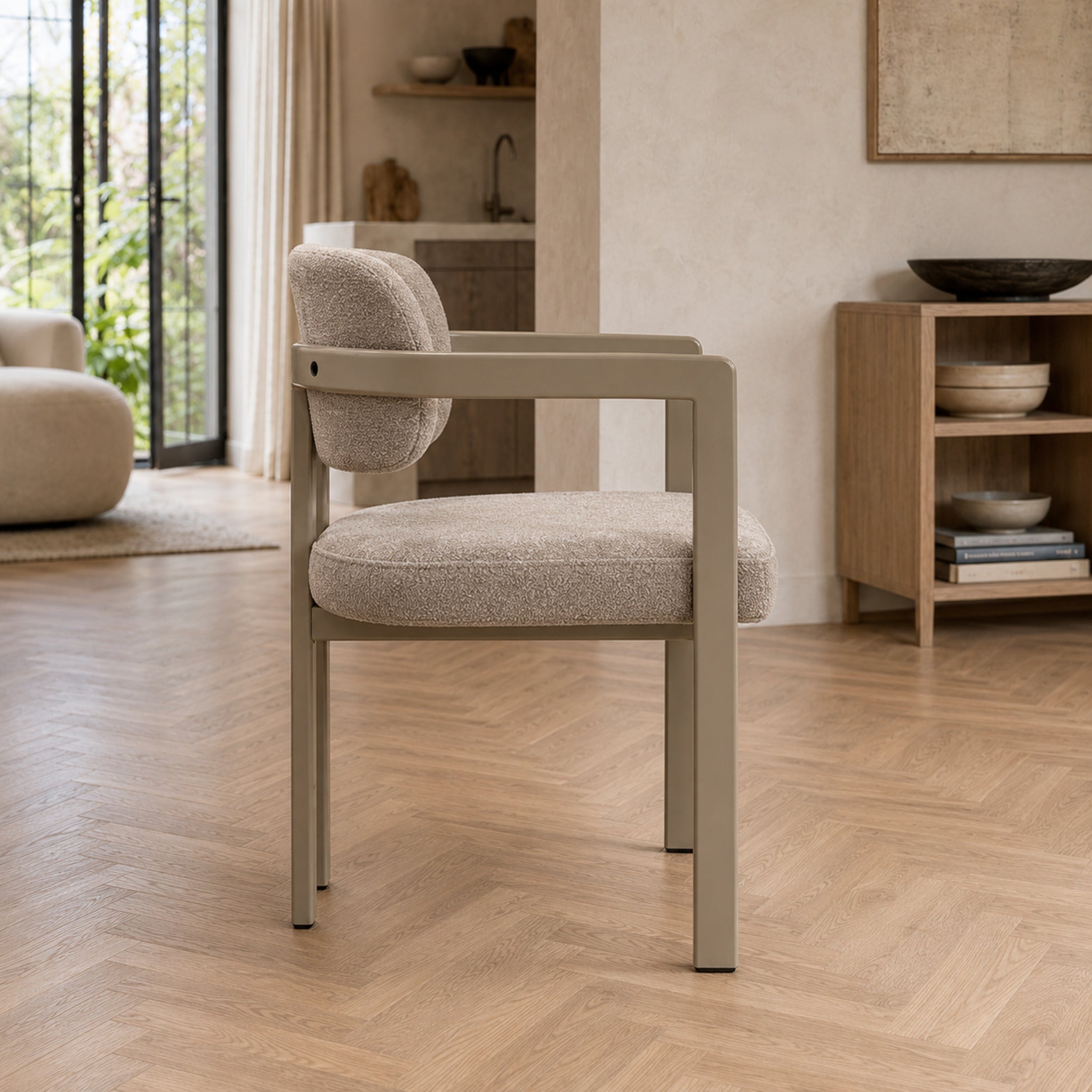 Perfil de la silla Besaya gris claro con base capuccino, destacando su silueta contemporánea.