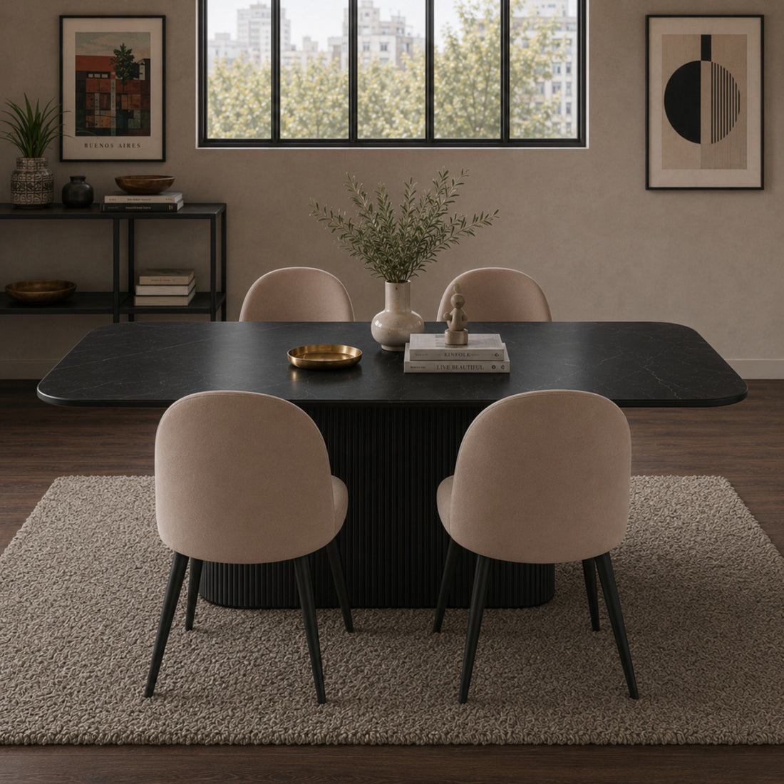 Cuatro sillas Livia Lisa color taupe dispuestas alrededor de una mesa de comedor negra.