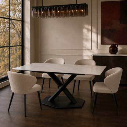 Comedor moderno con la Mesa Cross Statuario y sillas beige, vista lateral en un ambiente iluminado.
