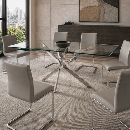 Mesa de comedor Muna con tapa transparente y base metálica rodeada de sillas minimalistas.
