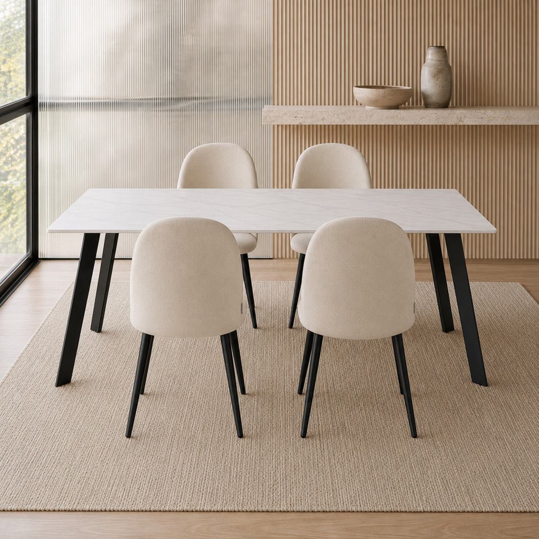 Cuatro sillas Livia Lisa beige ubicadas alrededor de una mesa rectangular blanca con patas negras.
