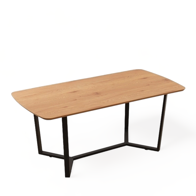 Mesa de comedor Luke con tapa rectangular símil madera natural y estructura de hierro negra. Vista en ángulo sobre fondo blanco.