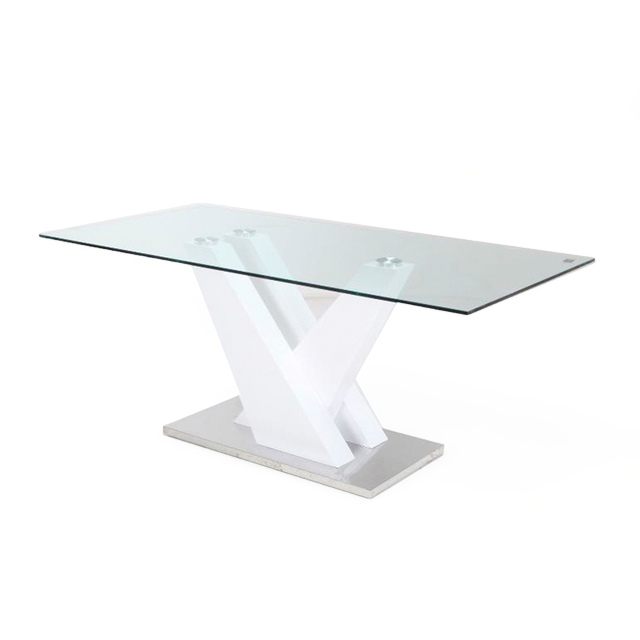 Mesa Kavi con tapa de vidrio templado rectangular y base blanca en forma de V sobre zócalo cromado.