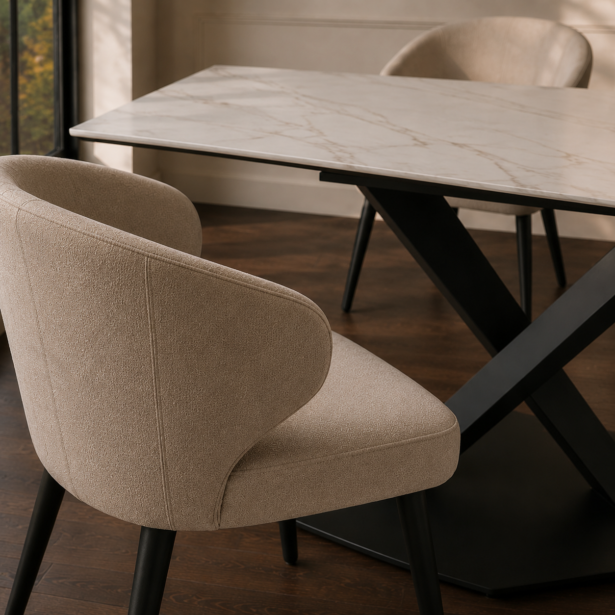 Primer plano del respaldo de una silla beige con la superficie de la Mesa Cross Statuario al fondo.