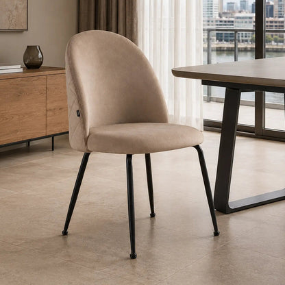 Silla Venecia tapizada en pana taupe con base metálica negra en un ambiente de comedor.