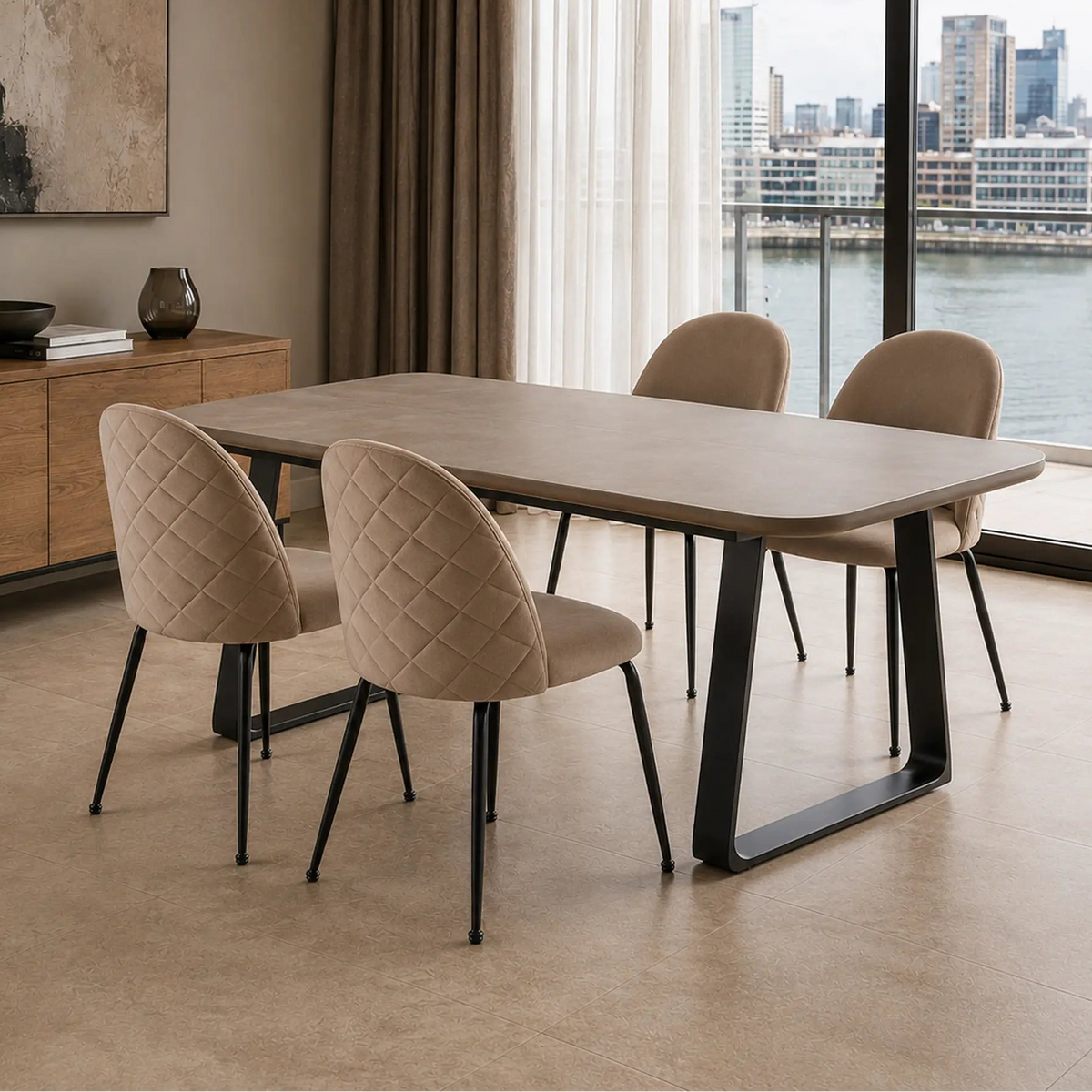 Cuatro sillas Venecia en color taupe dispuestas alrededor de una mesa de comedor rectangular.