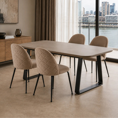 Cuatro sillas Venecia en color taupe dispuestas alrededor de una mesa de comedor rectangular.