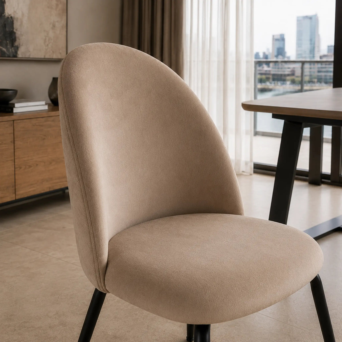 Detalle del asiento y respaldo de la silla Venecia en pana taupe con textura suave.