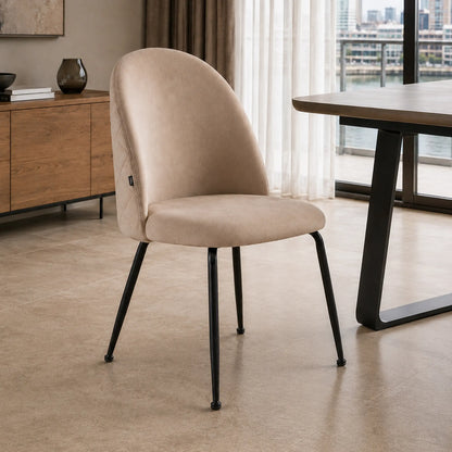 Silla Venecia matelassé en pana taupe con estructura de patas negras delgadas.