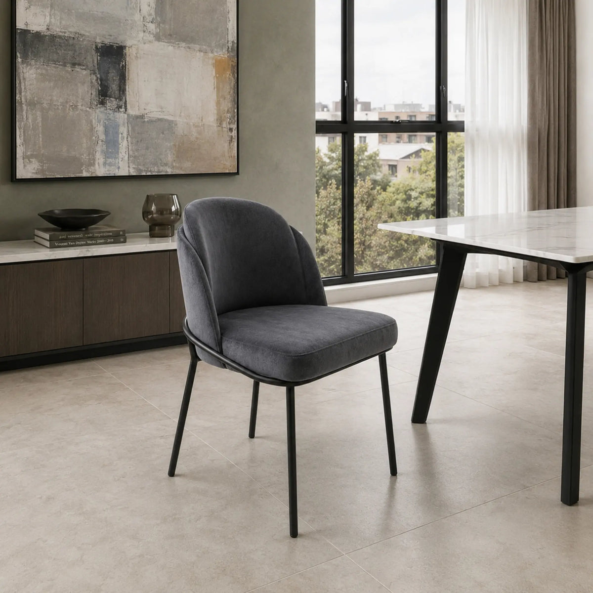 Silla Katia gris oscuro de diseño contemporáneo y patas negras vista desde una perspectiva frontal elevada.