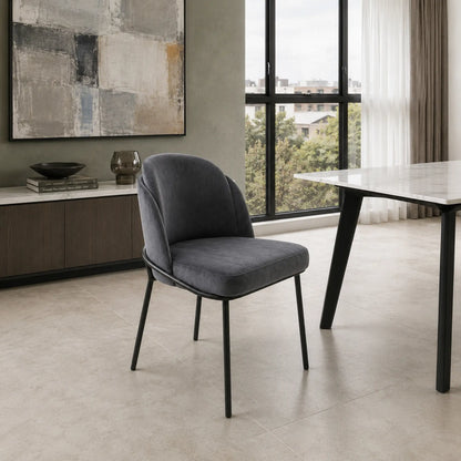 Silla Katia gris oscuro de diseño contemporáneo y patas negras vista desde una perspectiva frontal elevada.
