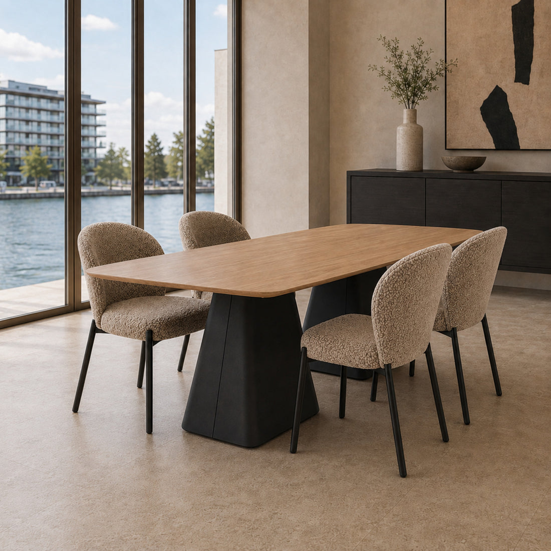 Juego de comedor con cuatro sillas Elira en bouclé taupe dispuestas alrededor de una mesa de madera clara.