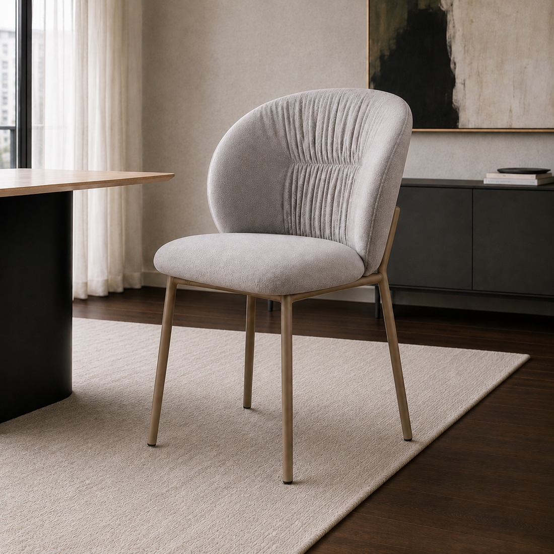 Silla Bristol tapizada en chenille gris con base metálica capuccino y respaldo curvo en un ambiente de comedor.