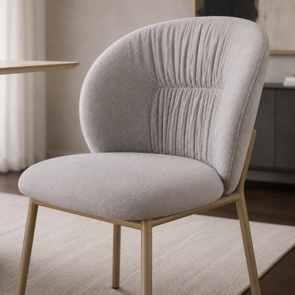 Silla Bristol en chenille gris y base capuccino, vista de tres cuartos que muestra el relieve del tapizado.