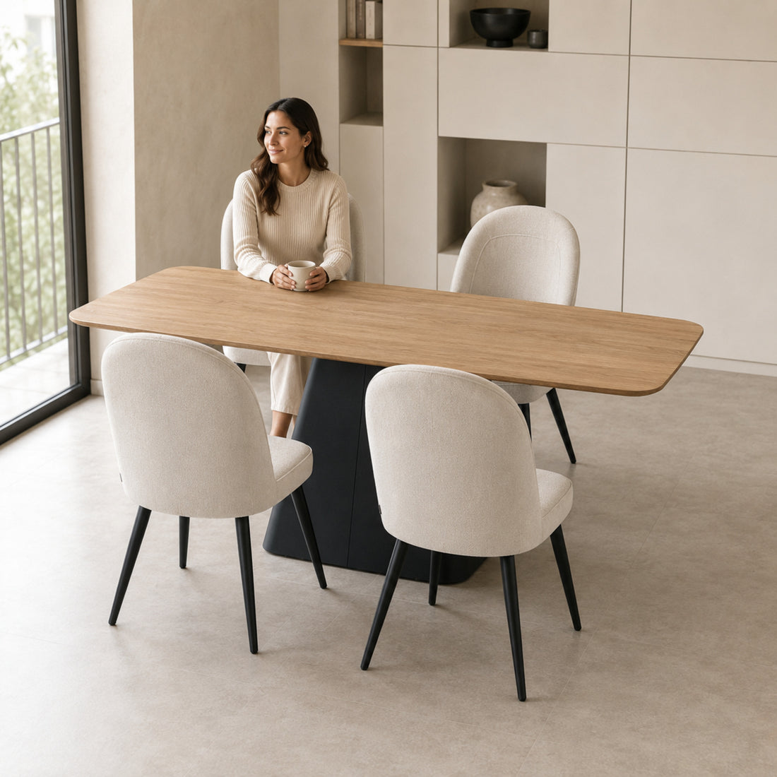 Cuatro sillas Lara beige con base negra dispuestas alrededor de una mesa de comedor de madera.