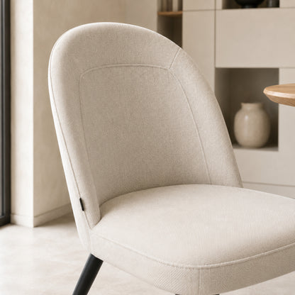 Primer plano del respaldo de la silla Lara que muestra la textura suave del tapizado en chenille beige.