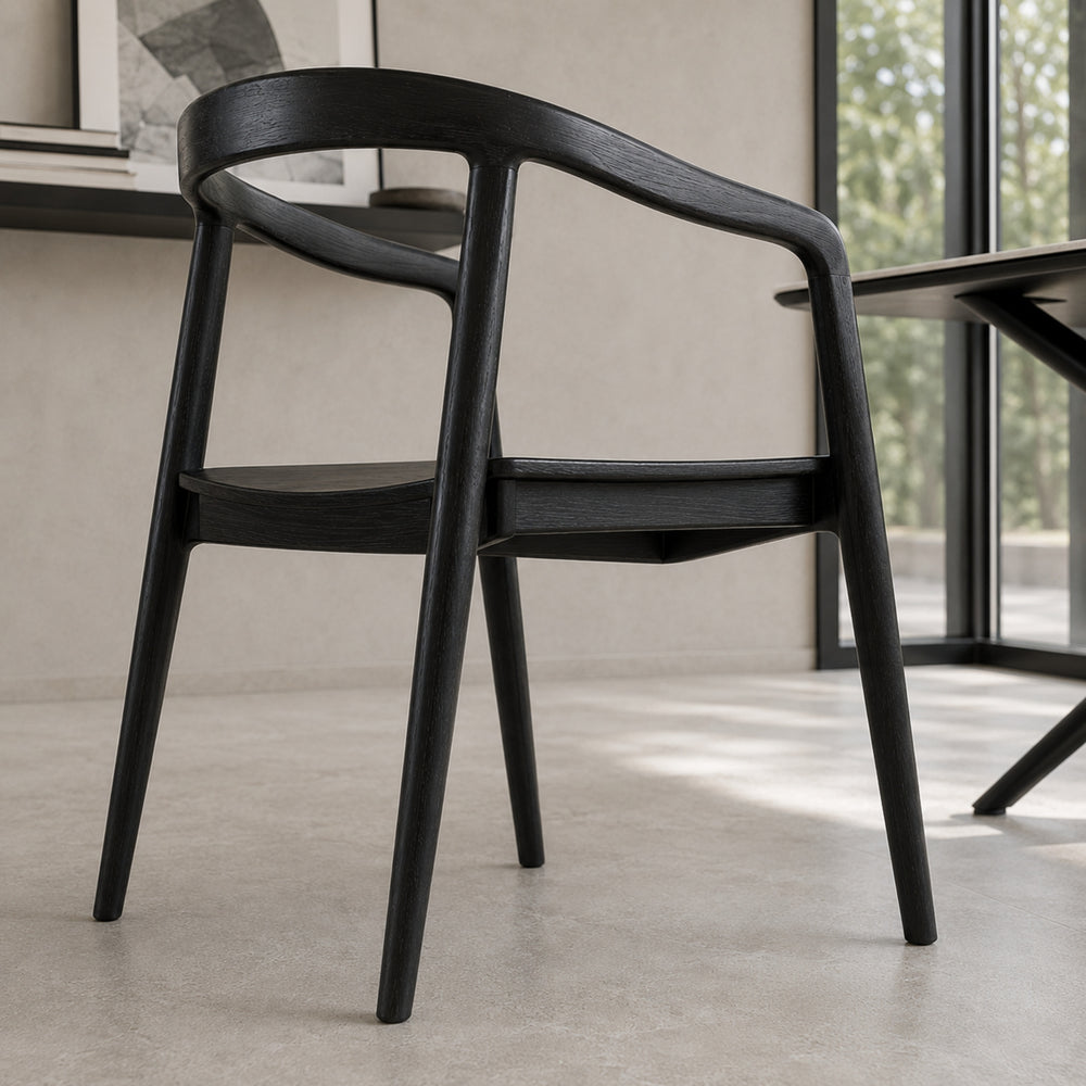 Silla Praga Circle negra vista desde un ángulo posterior bajo, mostrando la estructura de las patas y el asiento.