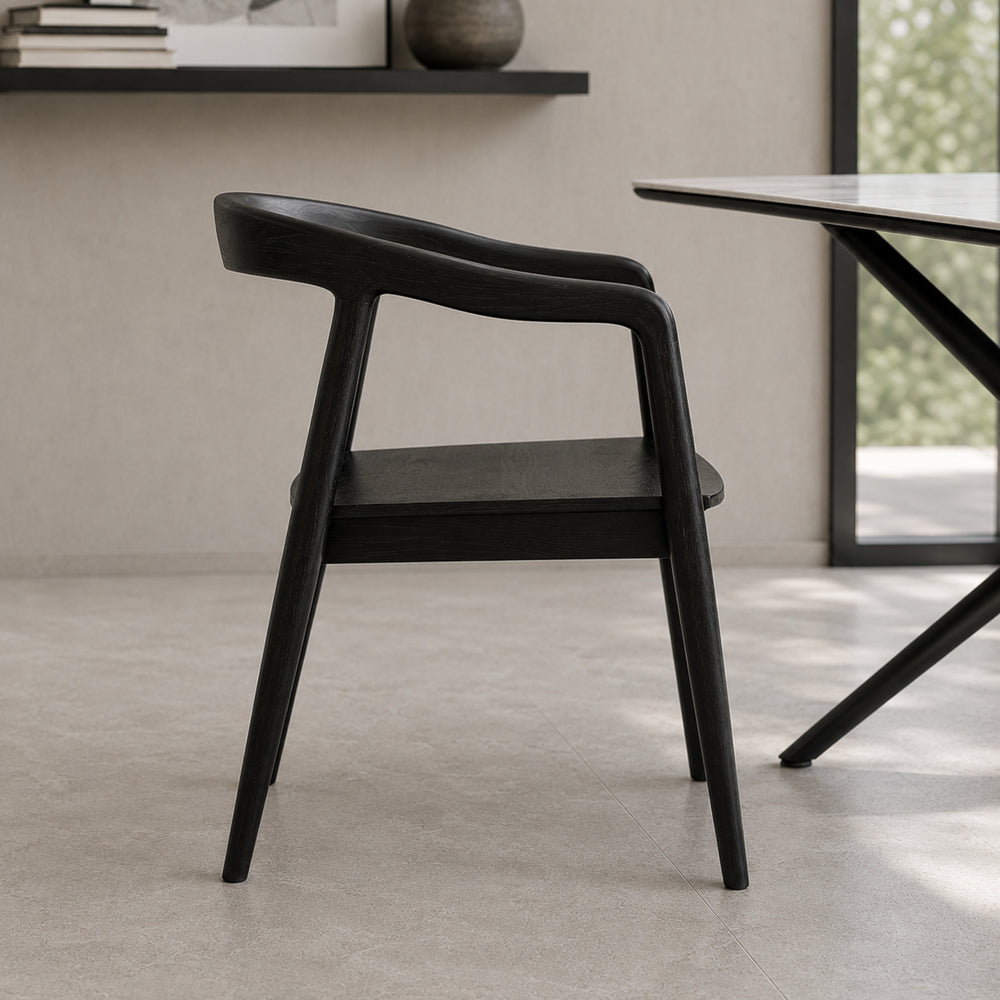 Perfil de la silla Praga Circle en madera de teka negra, evidenciando el diseño minimalista y sus líneas orgánicas.