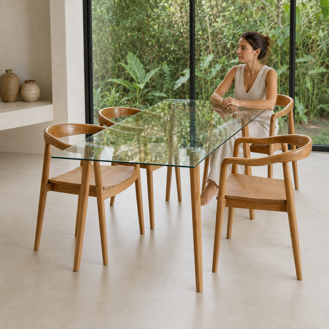 Ambiente de comedor con cuatro sillas Praga Circle Teka rodeando una mesa de vidrio rectangular.