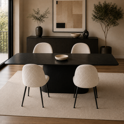 Cuatro sillas Venecia Matelassé Beige dispuestas alrededor de una mesa de comedor negra en un ambiente moderno.