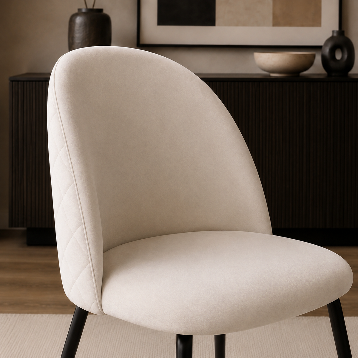 Detalle del tapizado en pana beige y el asiento acolchado de la silla Venecia Matelassé.