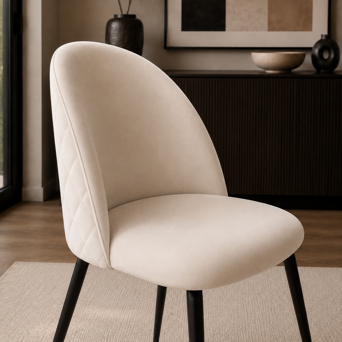 Primer plano del respaldo curvo y el asiento de la silla Venecia Matelassé Beige en pana.