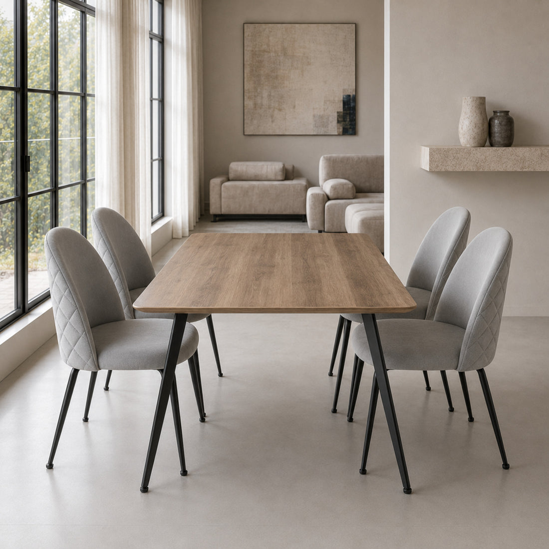Cuatro sillas Venecia Matelassé color gris claro dispuestas alrededor de una mesa de comedor rectangular.