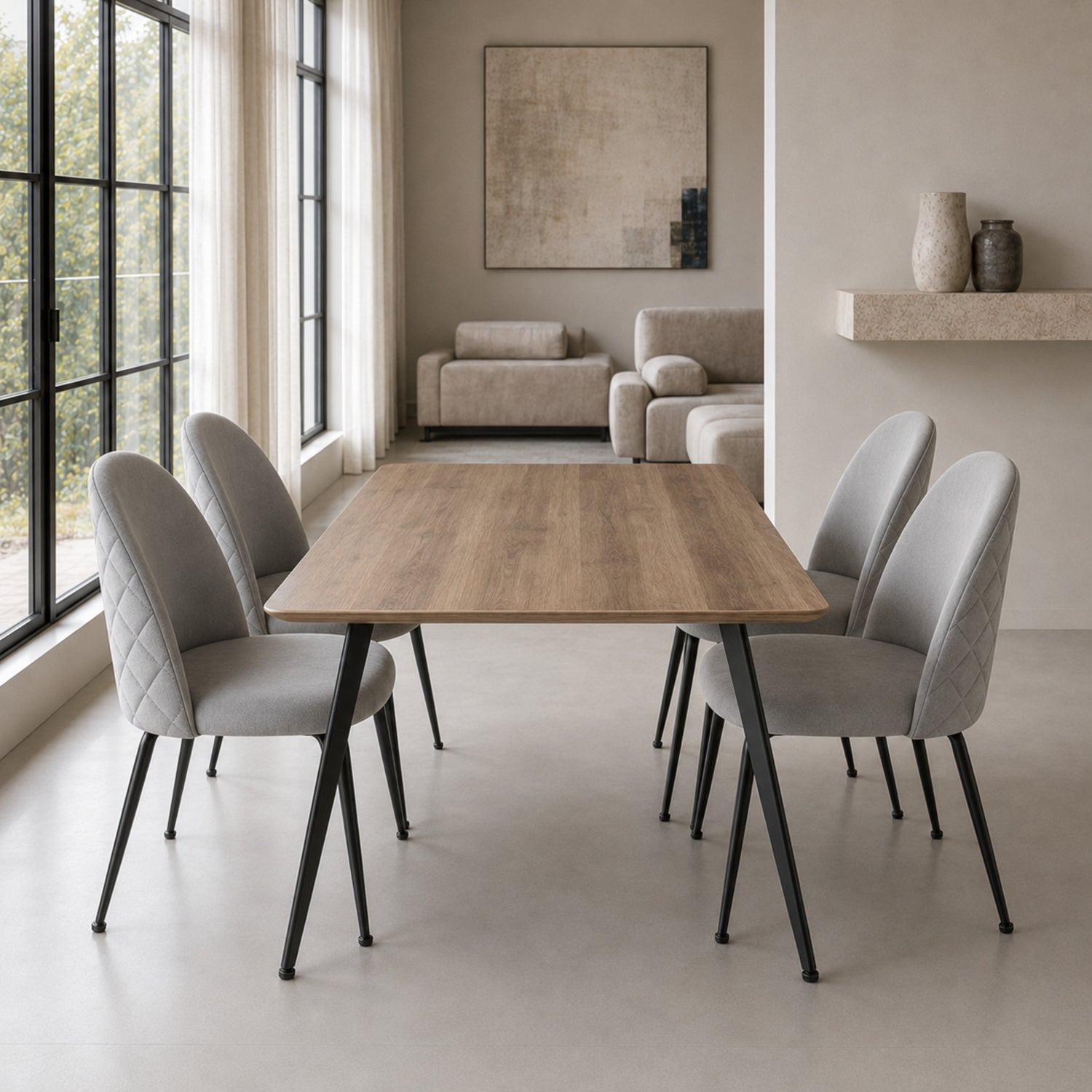 Cuatro sillas Venecia Matelassé color gris claro dispuestas alrededor de una mesa de comedor rectangular.