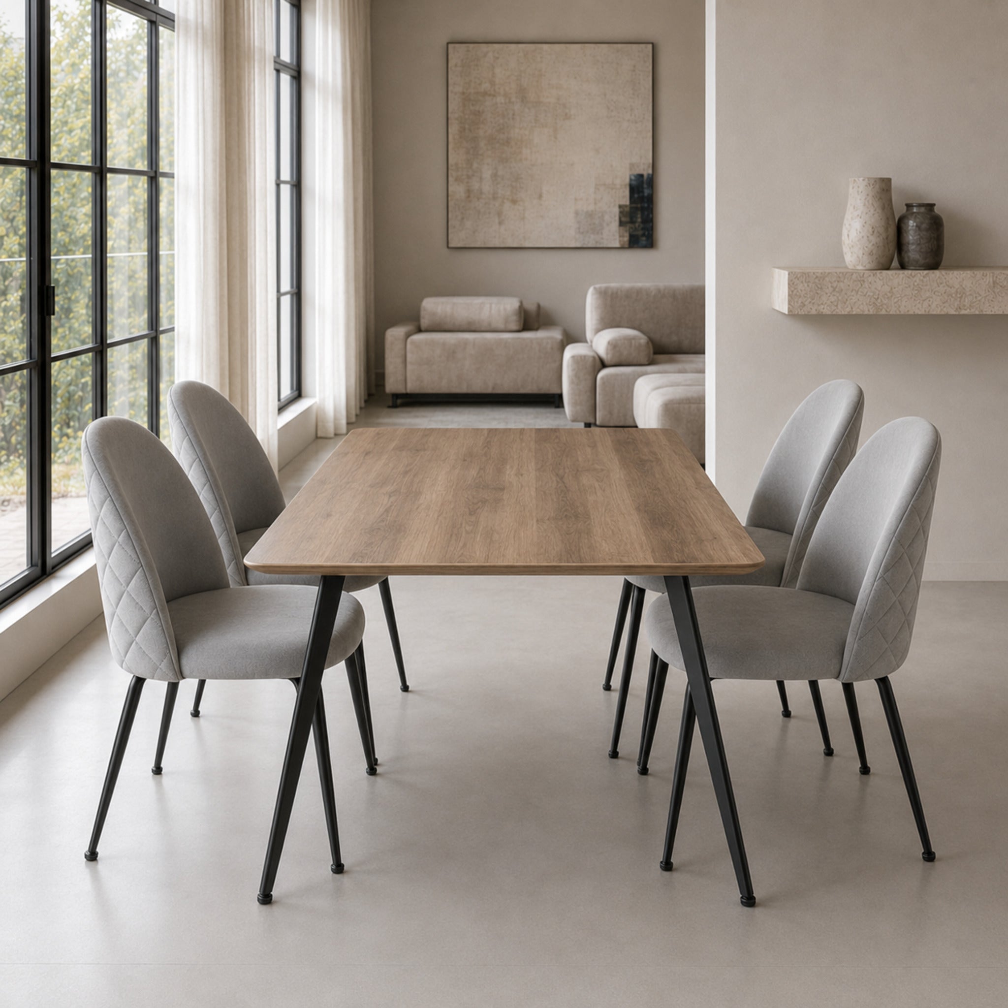 Cuatro sillas Venecia Matelassé color gris claro dispuestas alrededor de una mesa de comedor rectangular.