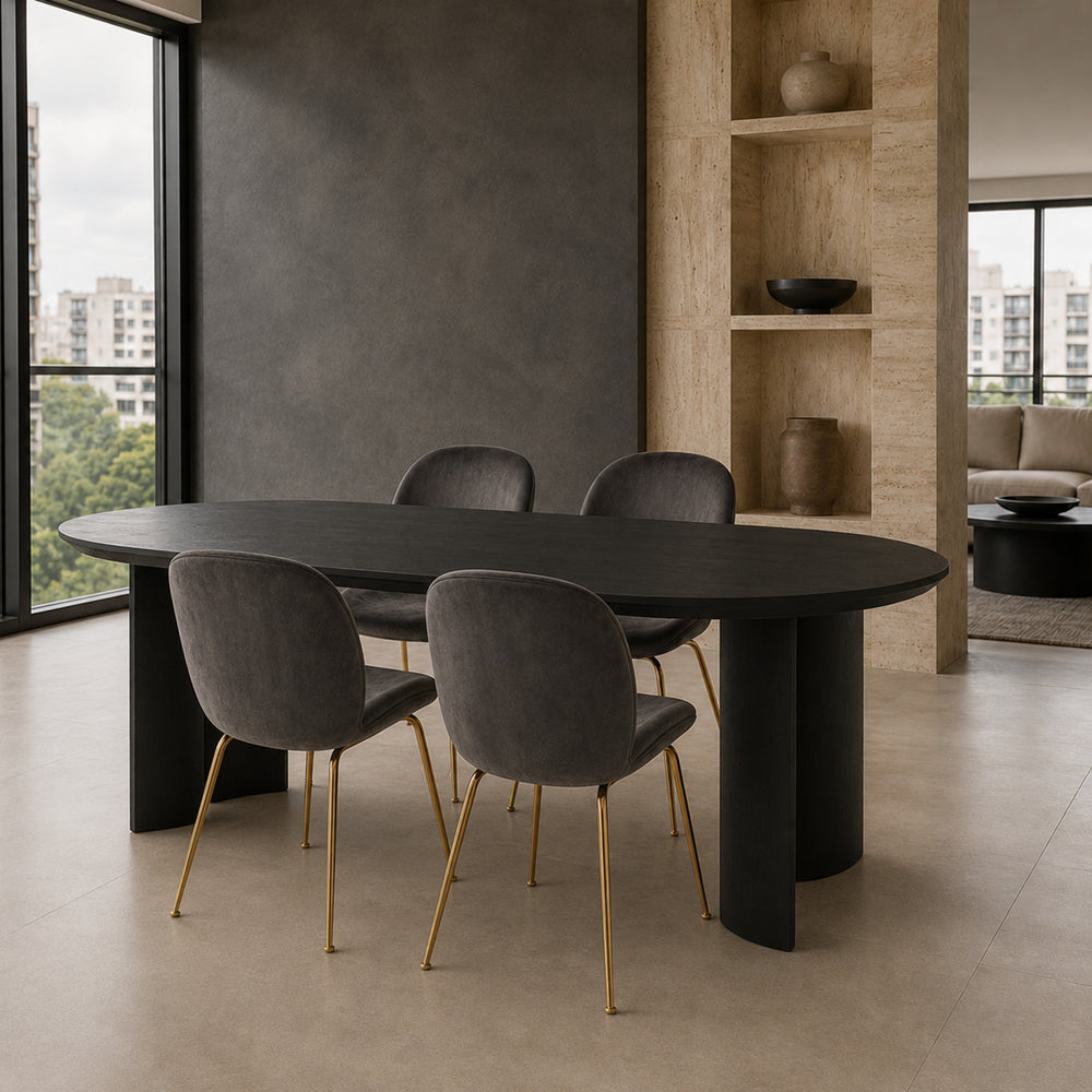 Cuatro sillas Kyris gris oscuro con base dorada dispuestas alrededor de una mesa de comedor ovalada negra.