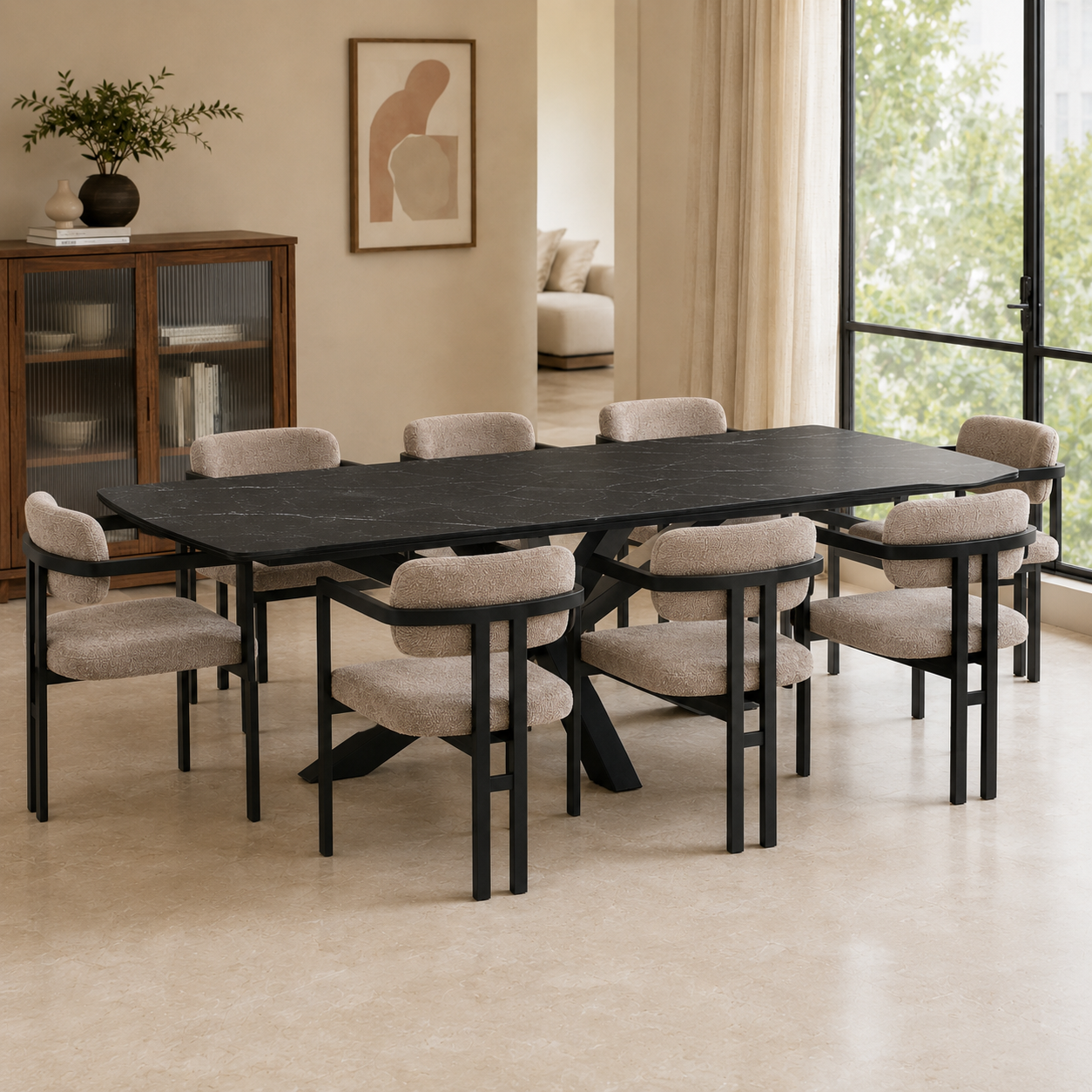 Conjunto de sillas Besaya color taupe dispuestas alrededor de una mesa de comedor negra con veteado.