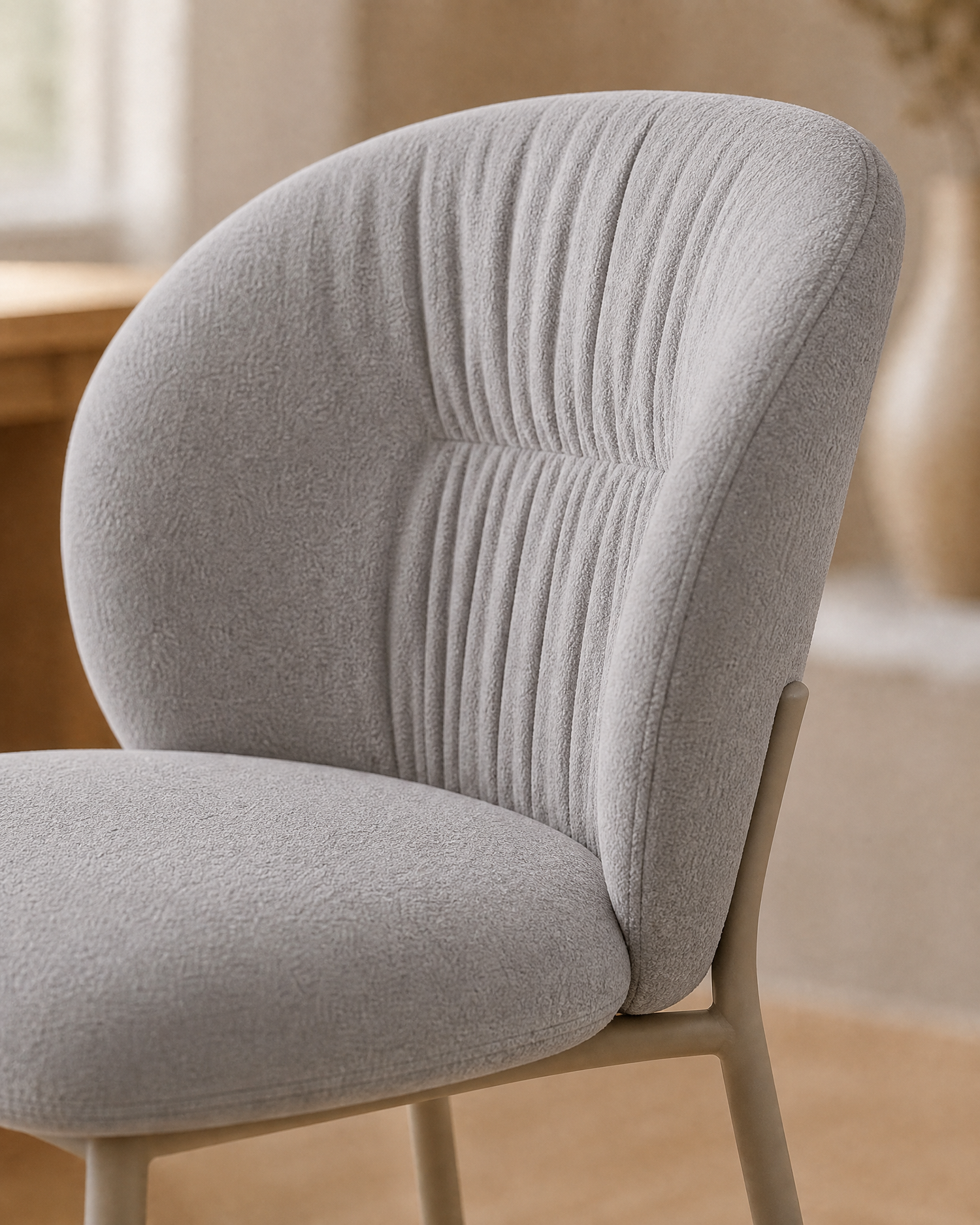 Detalle chenille y respaldo con pliegues de Silla Bristol