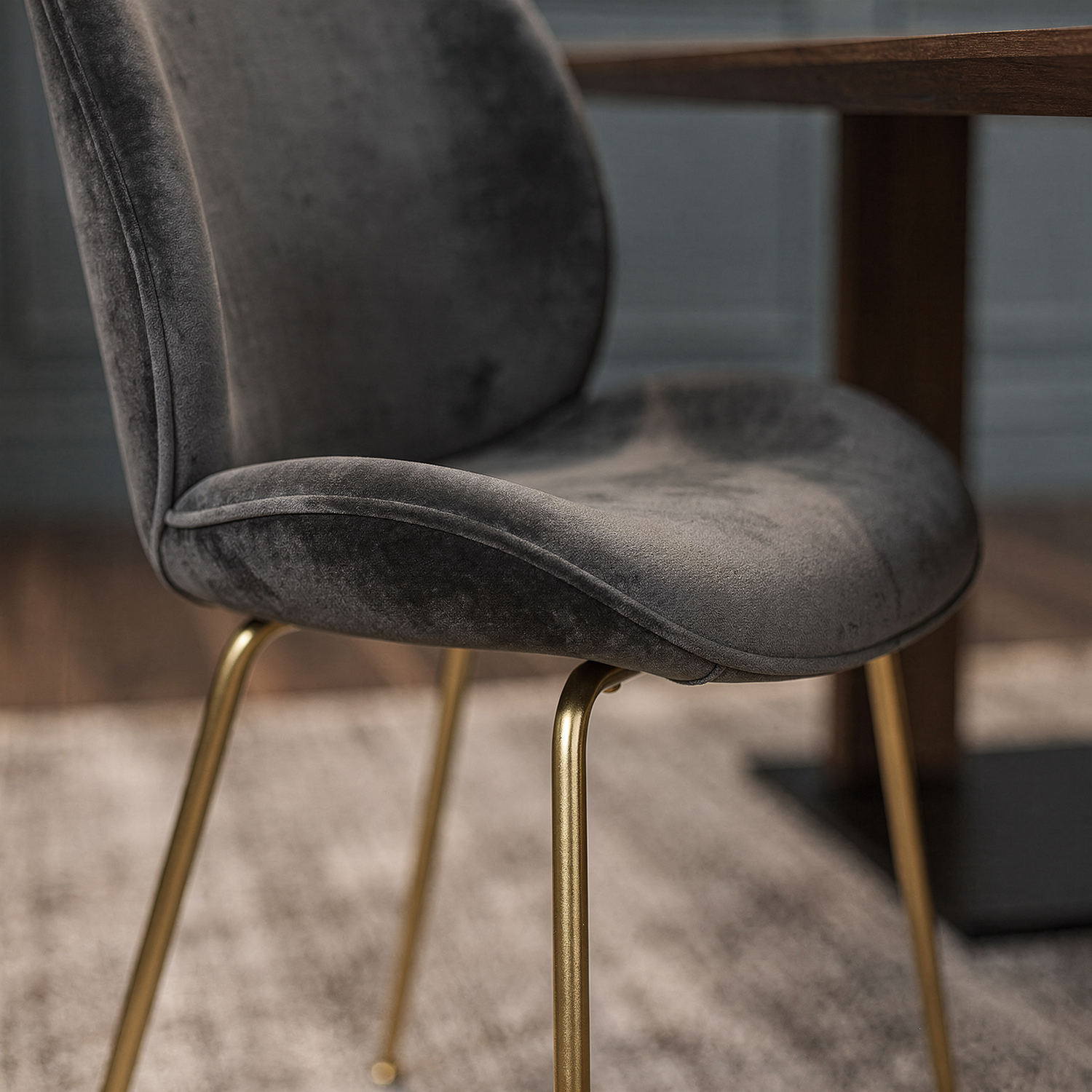 Silla Kyris Gris Oscuro Base Dorada
