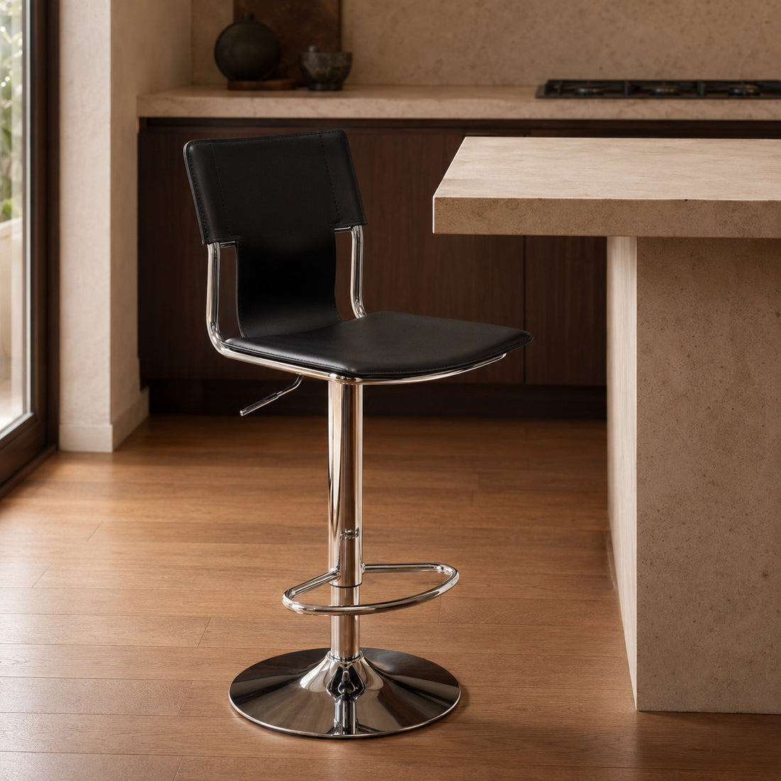 Banqueta Hiedra Negra con tapizado en eco cuero negro y base cromada, vista lateral en ambiente de cocina.