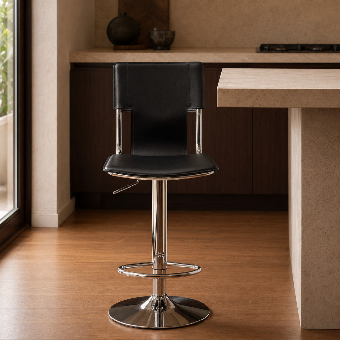 Banqueta Hiedra Negra de frente mostrando el respaldo y asiento de eco cuero negro con estructura de cromo brillante.