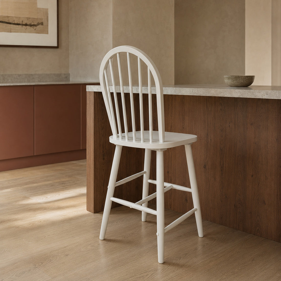 Banqueta Mira Blanca de madera patinada, vista trasera en ángulo frente a una isla de cocina contemporánea.