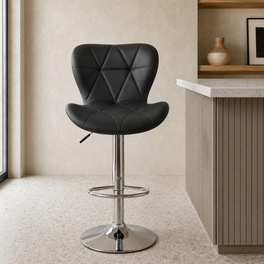 Banqueta Nami negra tapizada en eco cuero, vista frontal que destaca el diseño ergonómico del respaldo.