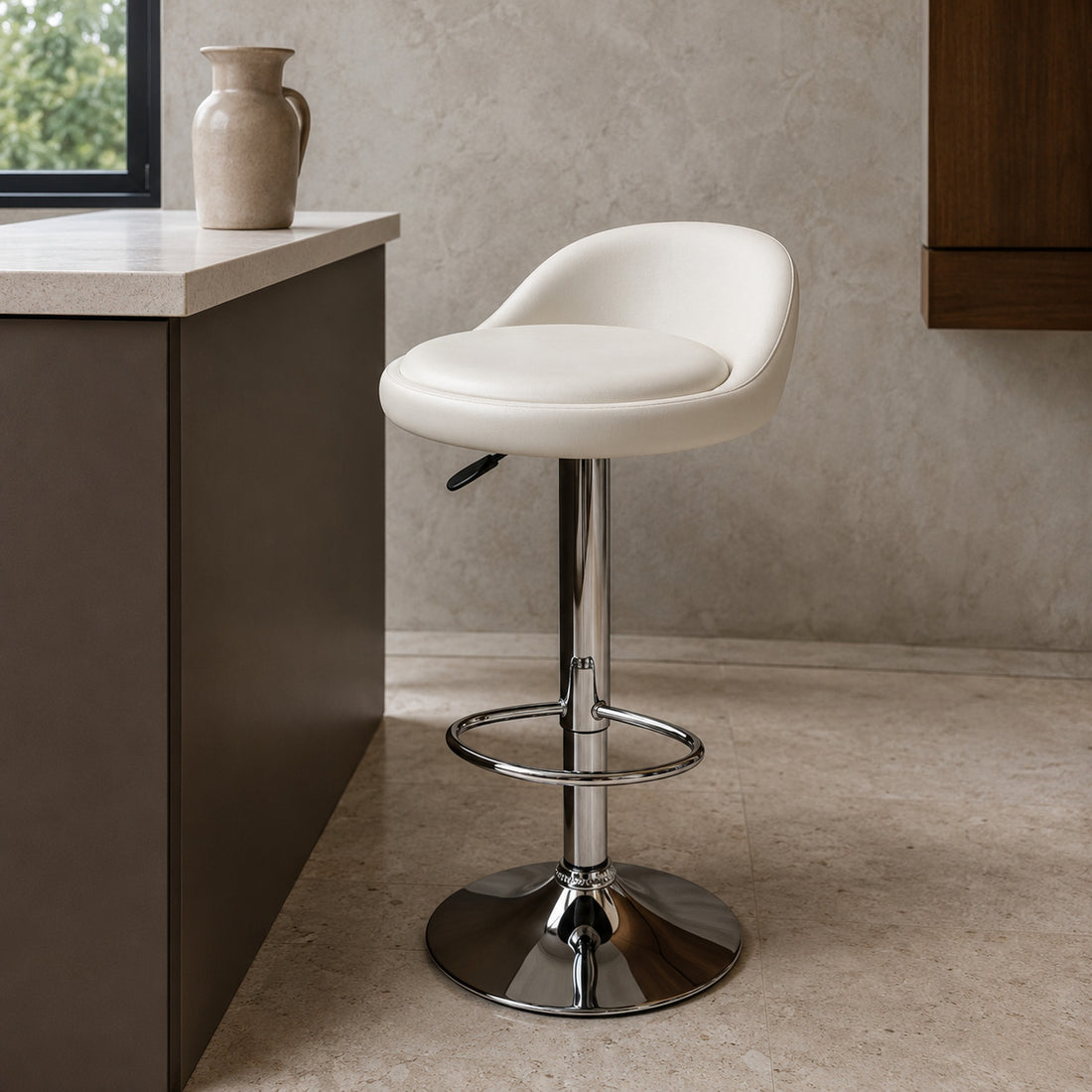 Banqueta Rava en ecocuero blanco y base cromo, vista en ángulo junto a una barra de cocina.