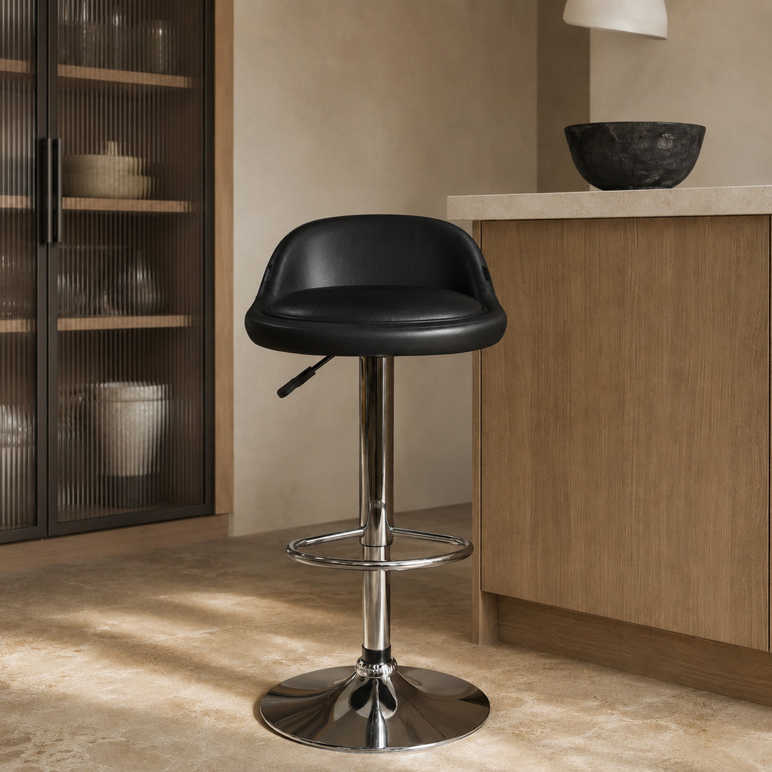 Banqueta Rava tapizada en ecocuero negro con estructura cromada, vista frontal completa.