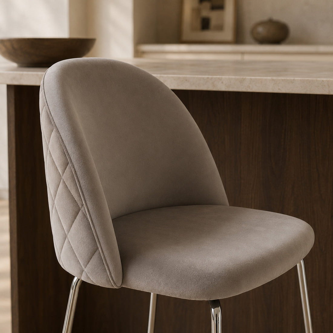 Detalle del tapizado en pana gris oscuro del asiento y respaldo curvo de la banqueta Helia.