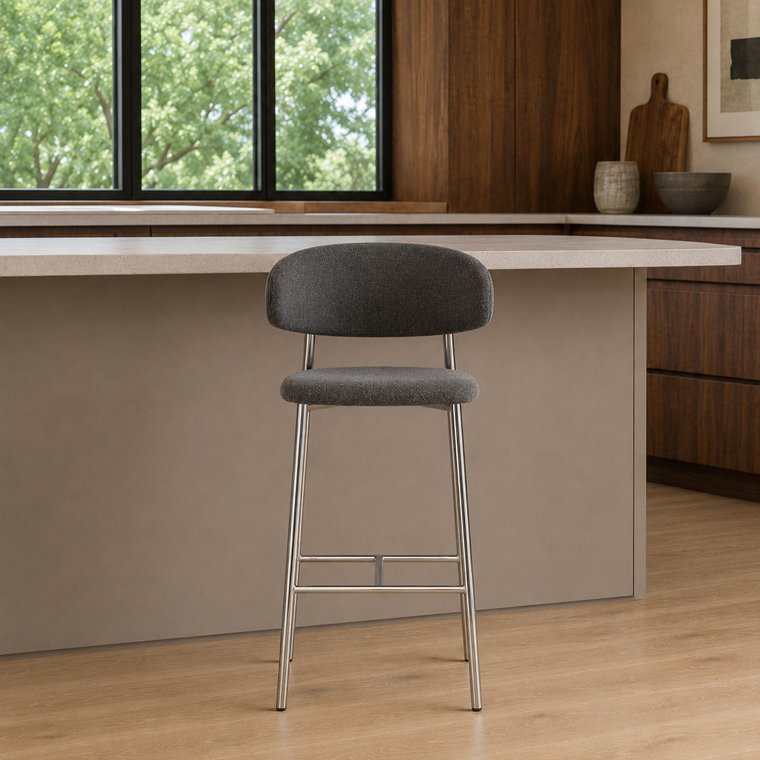 Banqueta Zuno gris oscuro con patas metálicas cromadas vista de frente en un desayunador.