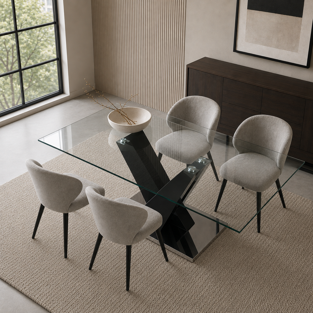 Perspectiva elevada de la mesa de comedor Kavi en un ambiente contemporáneo con sillas grises y muebles de madera.