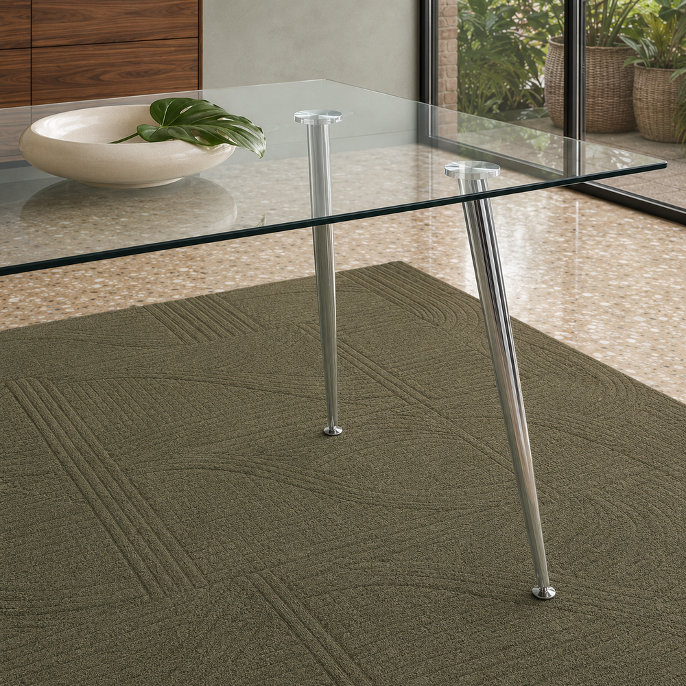 Mesa Lurea con tapa de vidrio y patas de cromo brillante, detalle de la estructura metálica y el borde del cristal.